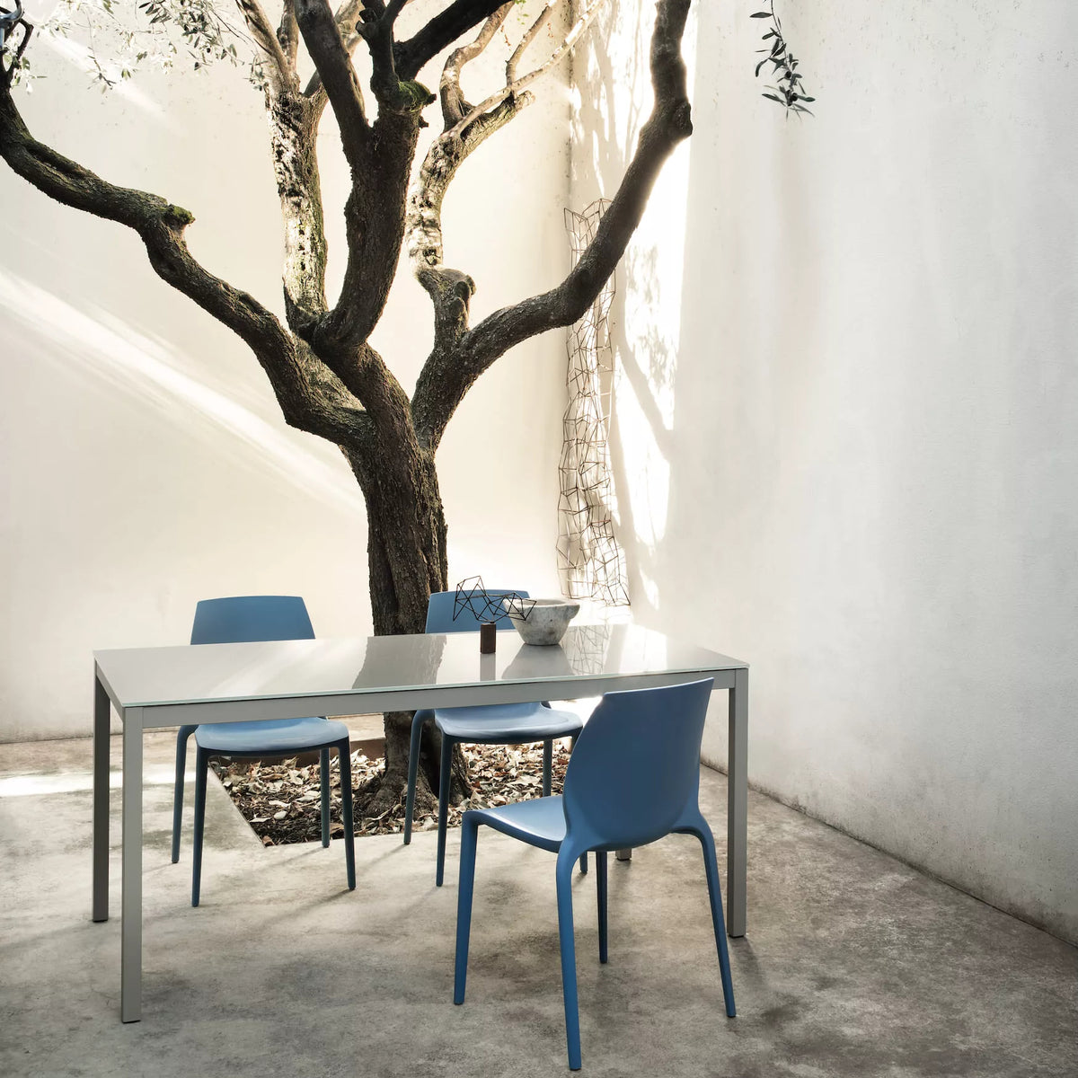 Diesis Dining Table