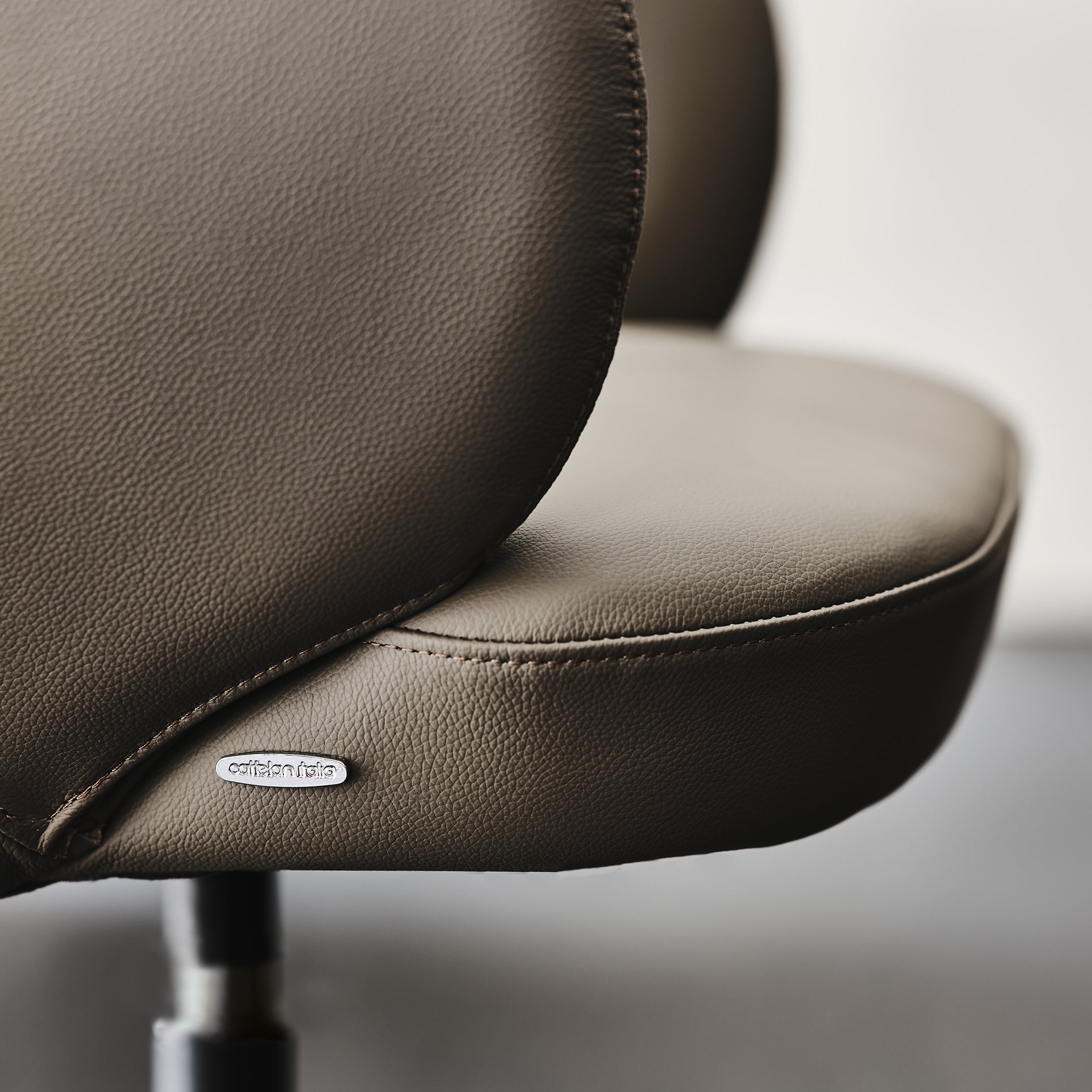 Bombe X Swivel Chair
