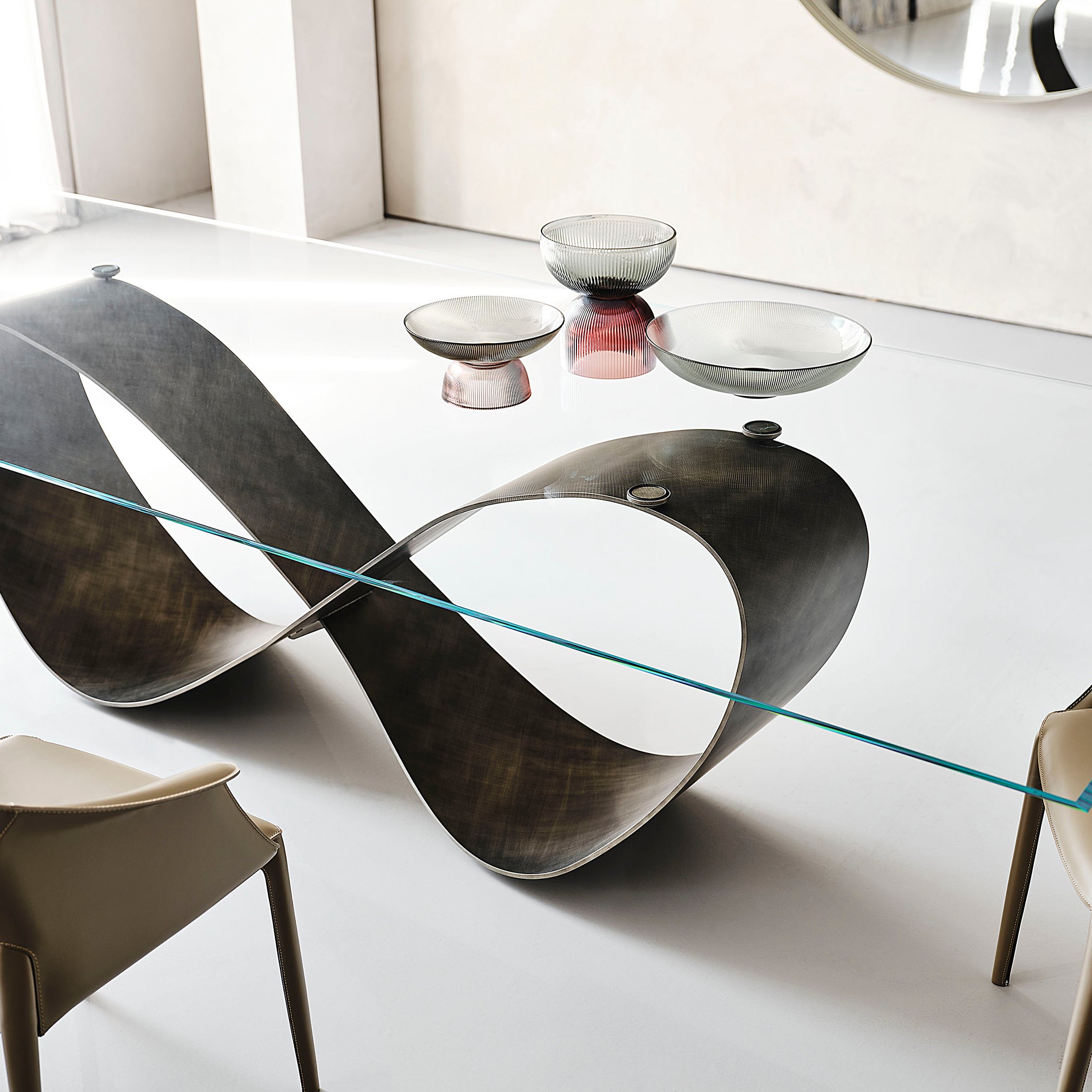 Butterfly Dining Table: Bevelled Extra Clear Glass Top