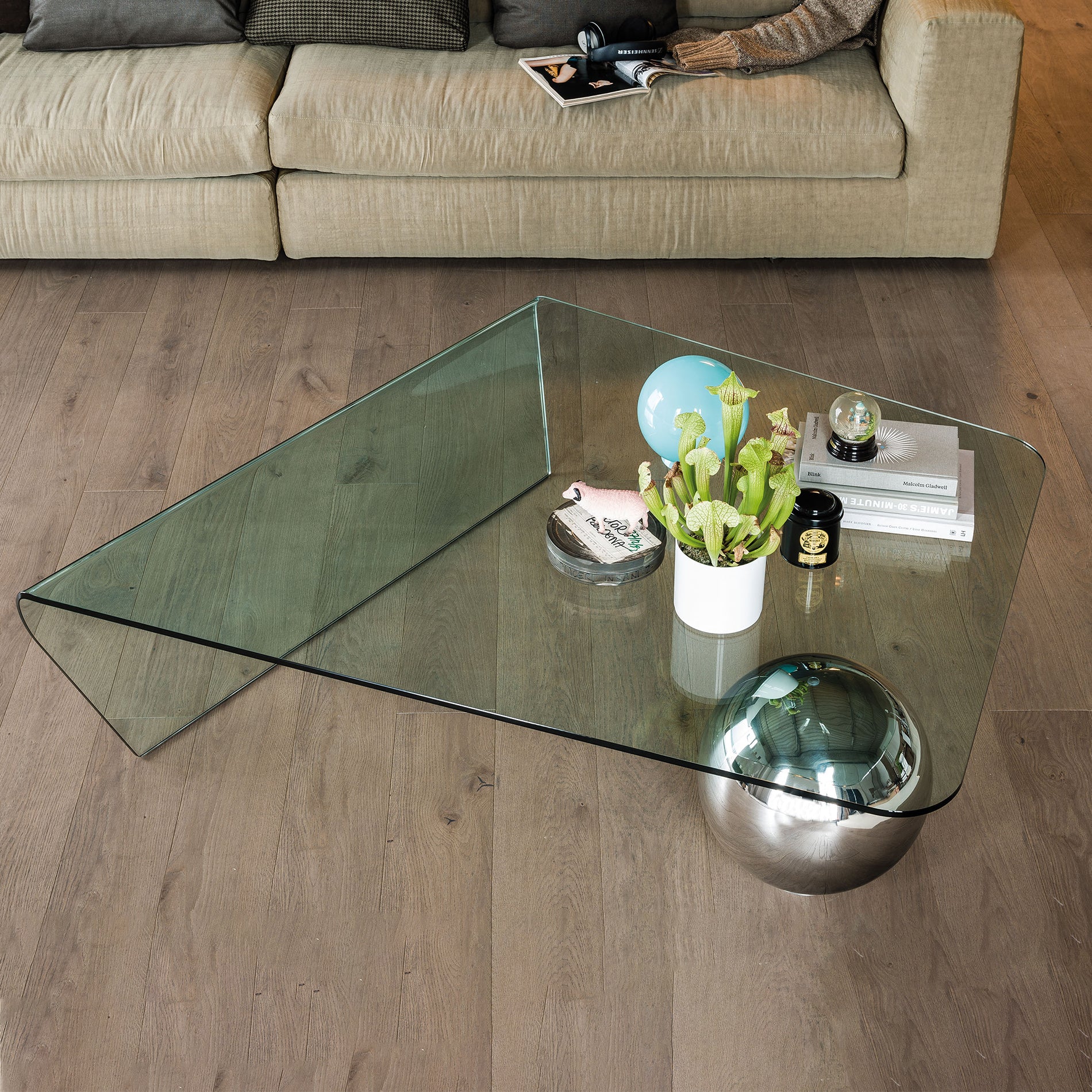 Globe Coffee Table: Sag