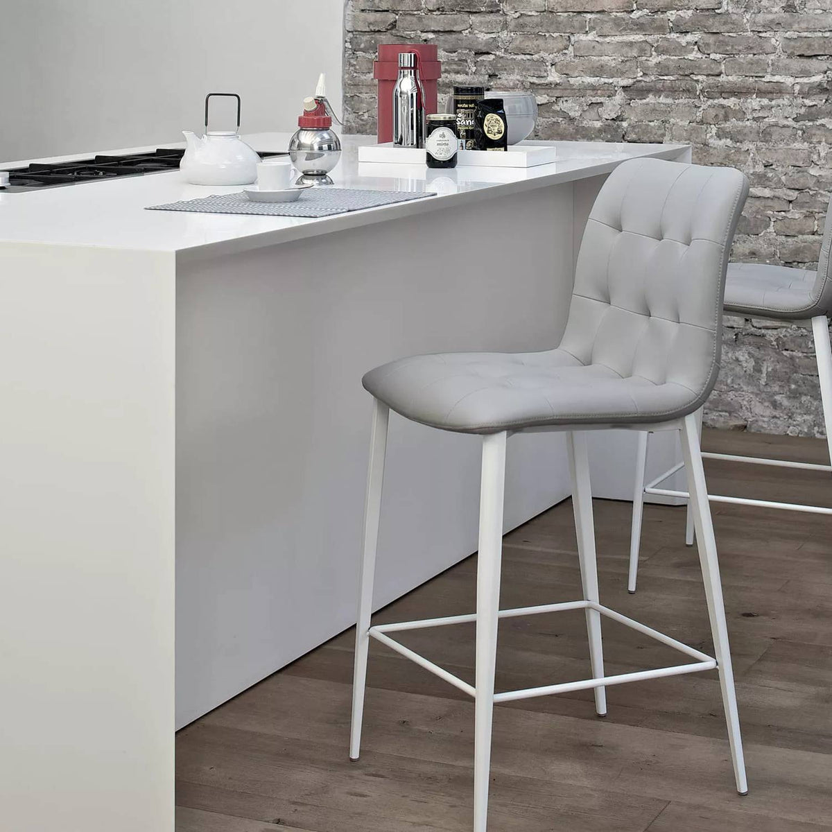 Kuga Barstool