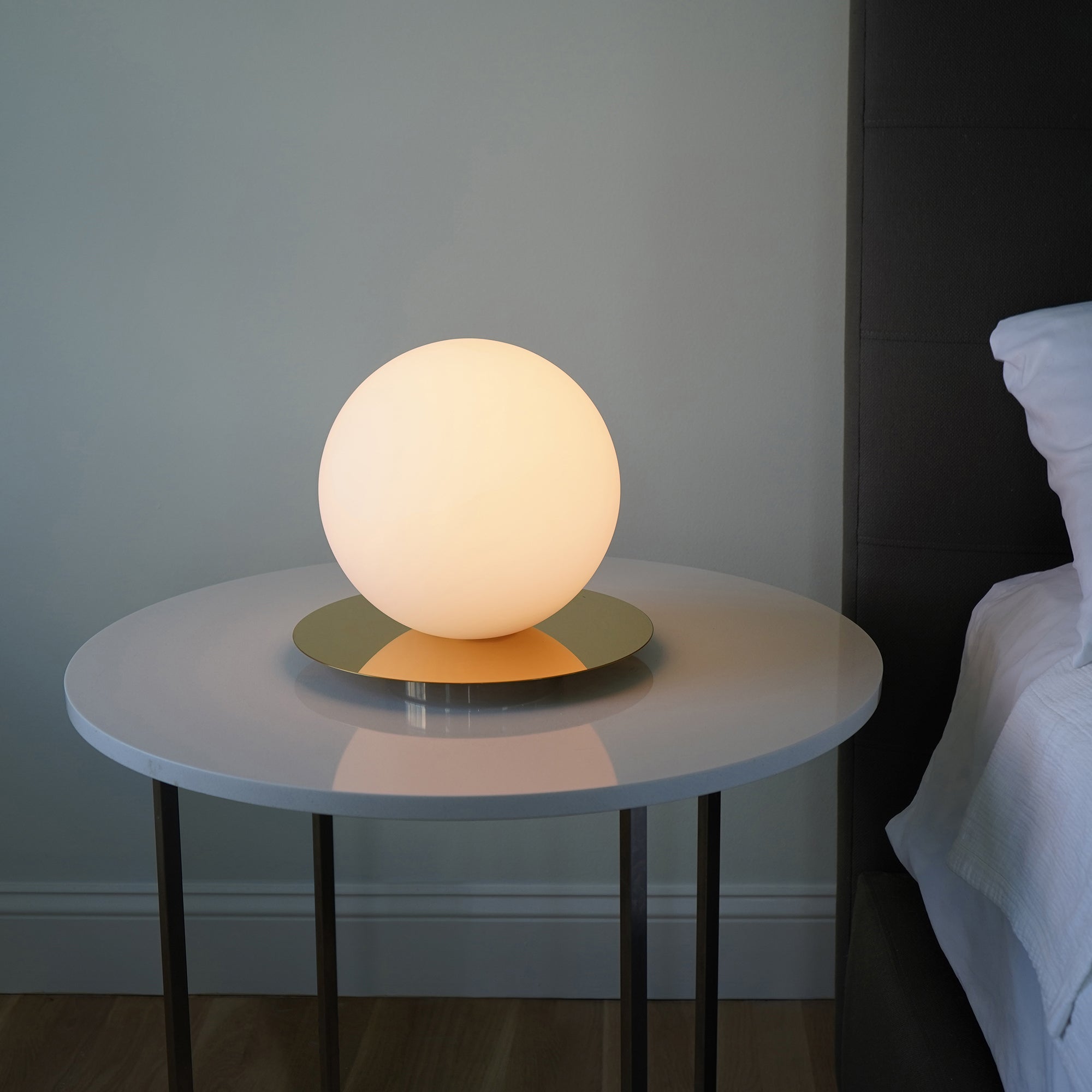 Bola Sphere Table Lamp