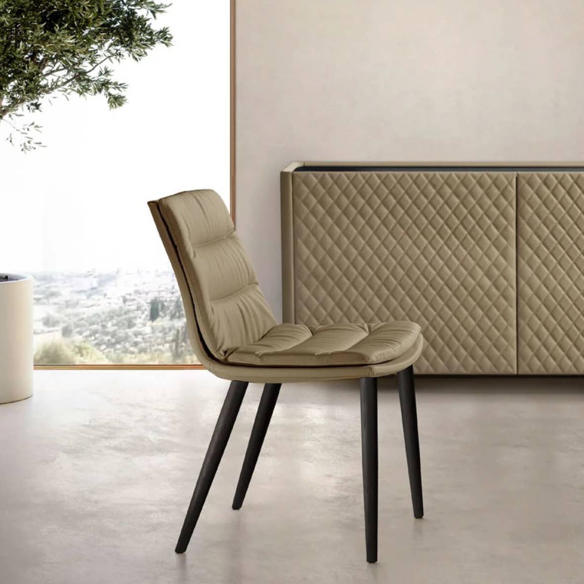 Lady Dining Chair: 4 Wooden Legs